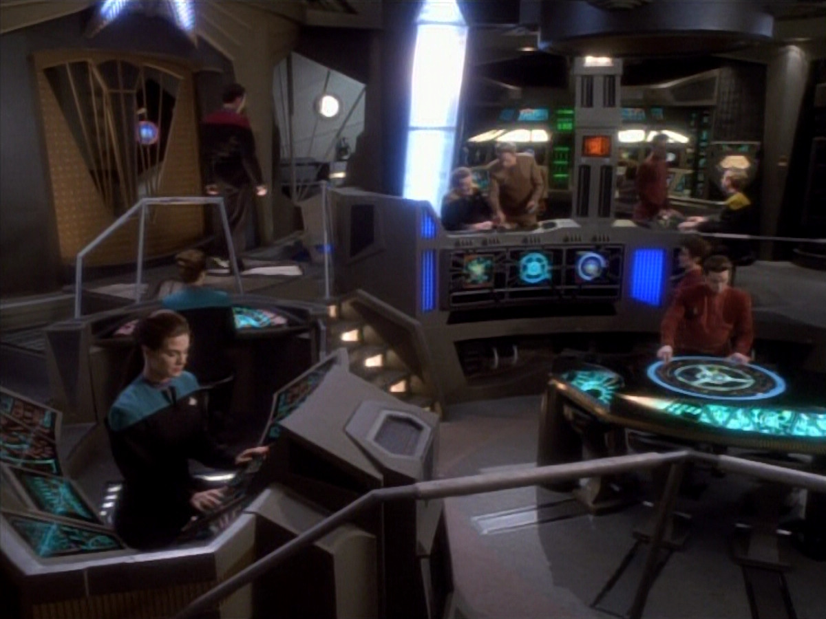 extant_StarTrekDS9_1x18-DramatisPersonae_03664.jpg