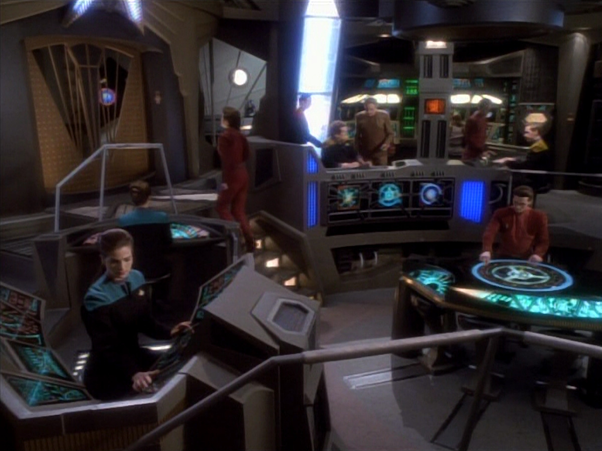 extant_StarTrekDS9_1x18-DramatisPersonae_03668.jpg