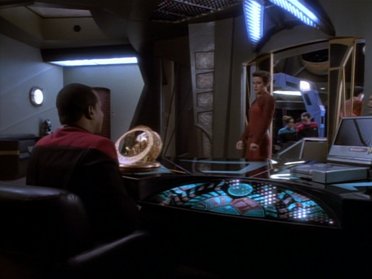 extant_StarTrekDS9_1x18-DramatisPersonae_03680.jpg