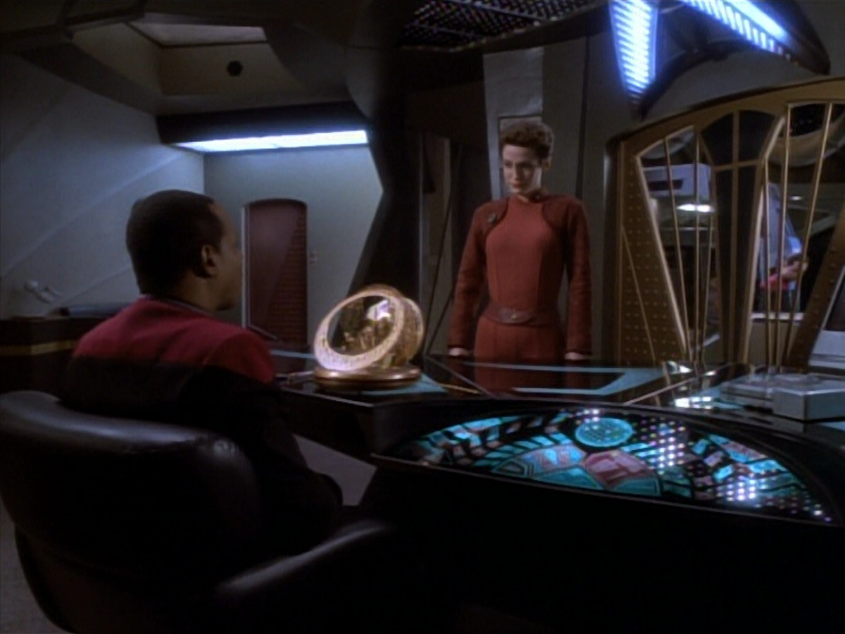 extant_StarTrekDS9_1x18-DramatisPersonae_03690.jpg