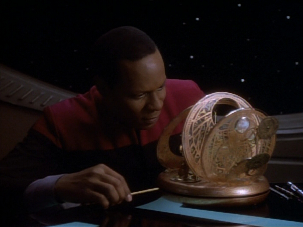 extant_StarTrekDS9_1x18-DramatisPersonae_03751.jpg