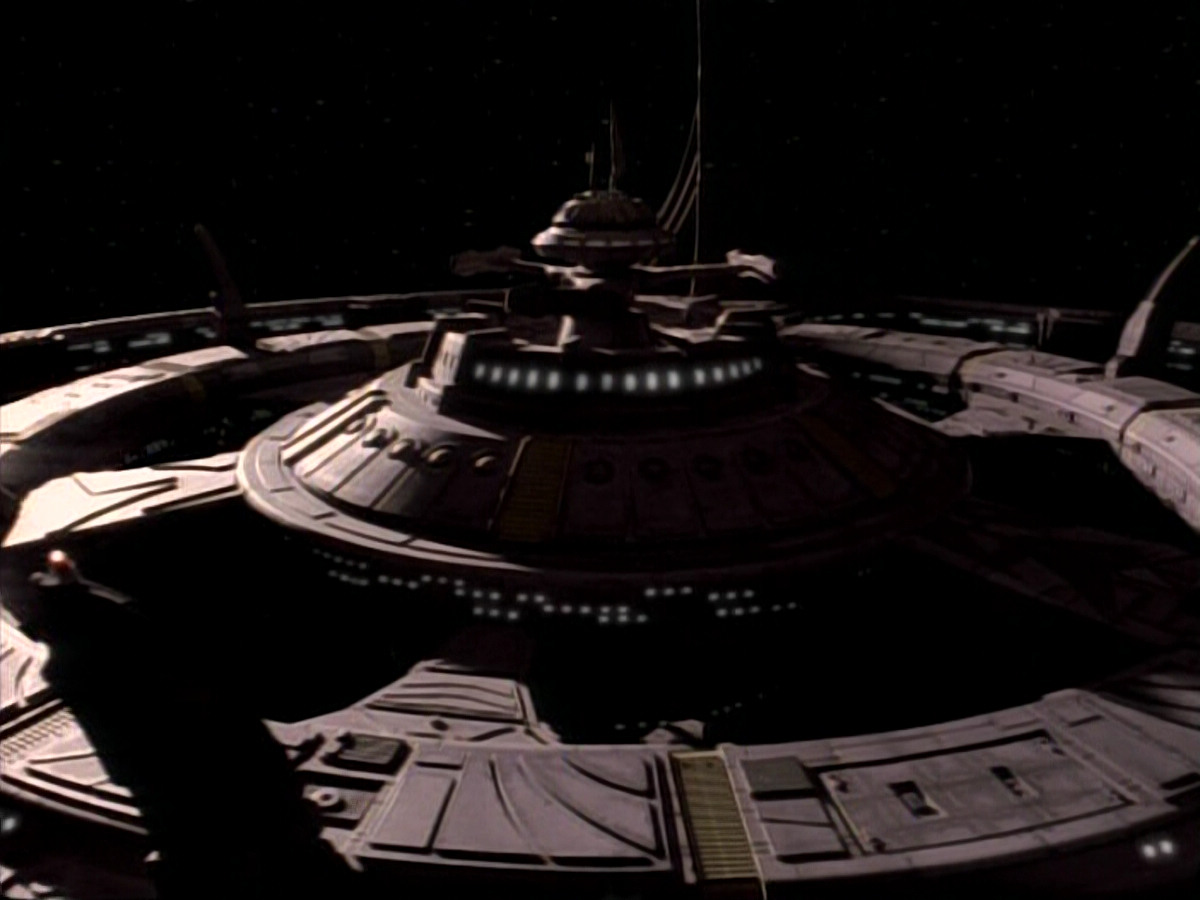 extant_StarTrekDS9_1x18-DramatisPersonae_03769.jpg