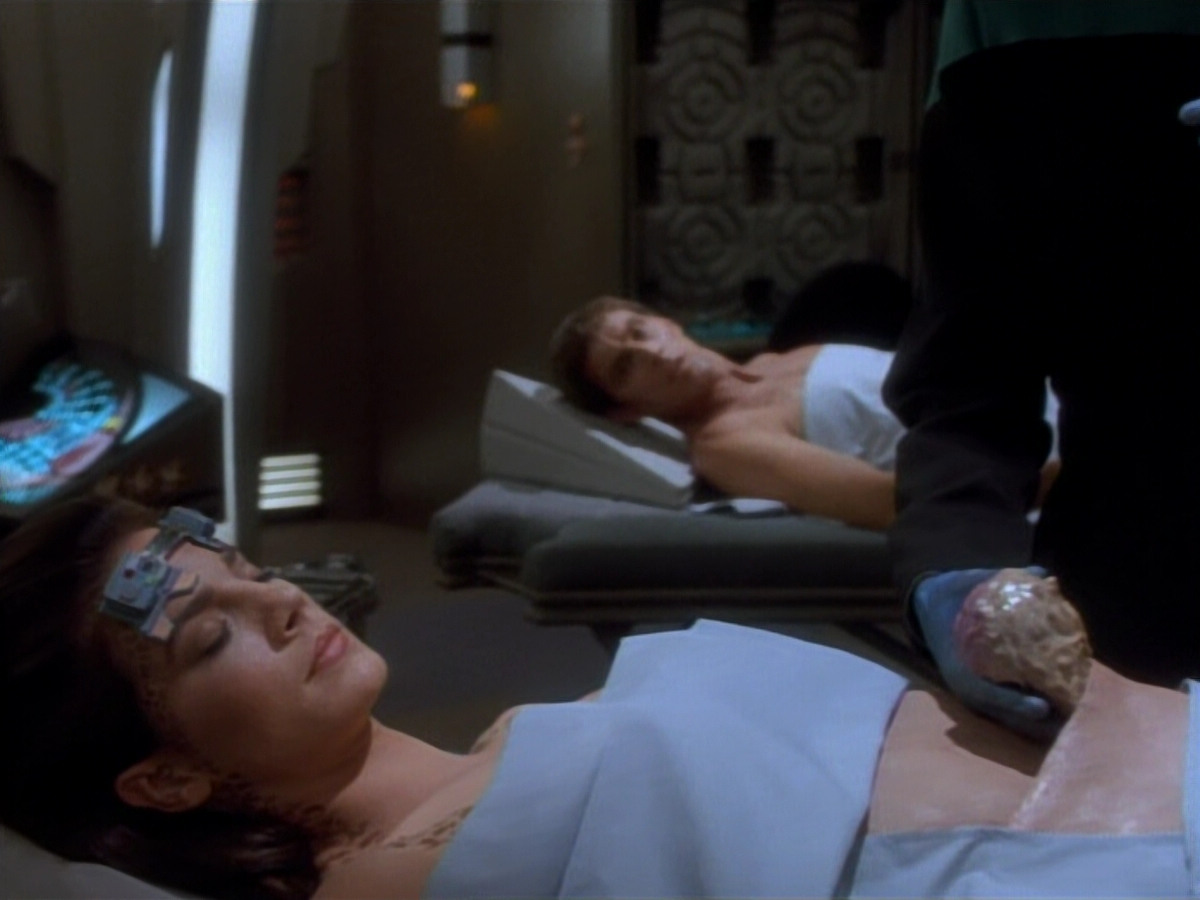 extant_StarTrekDS9_2x04-InvasiveProcedures_01725.jpg