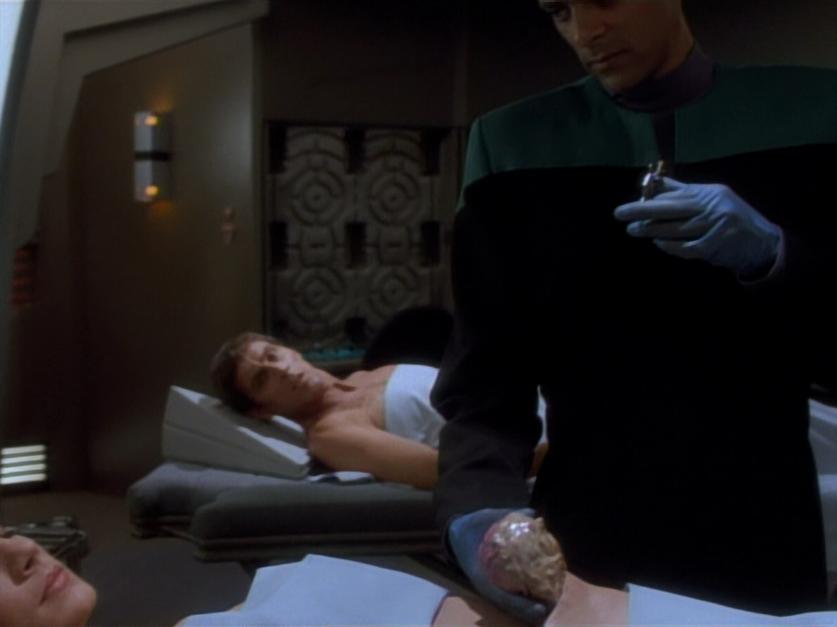 extant_StarTrekDS9_2x04-InvasiveProcedures_01727.jpg