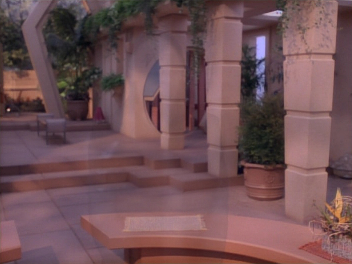 extant_StarTrekDS9_3x08-Meridian_03638.jpg
