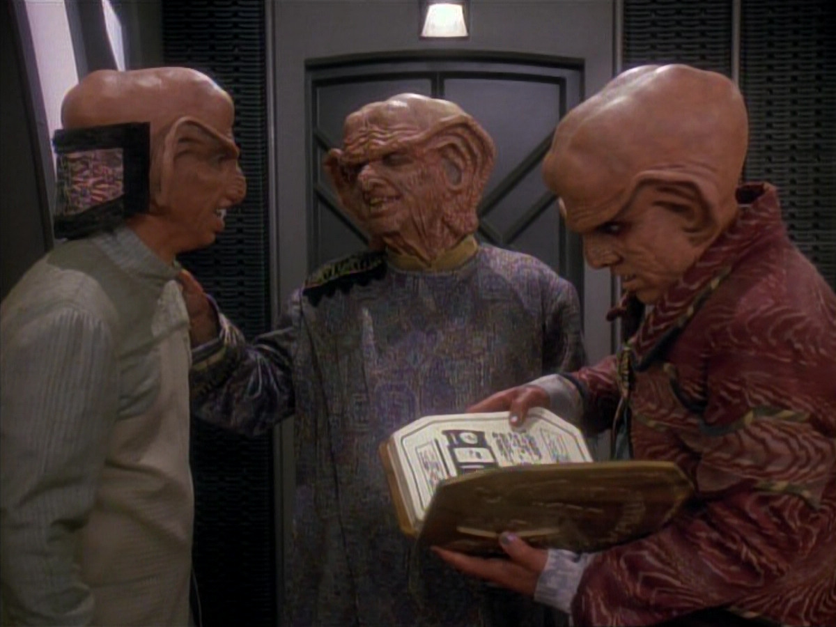 extant_StarTrek_DS9_3x16-ProphetMotive_01027.jpg