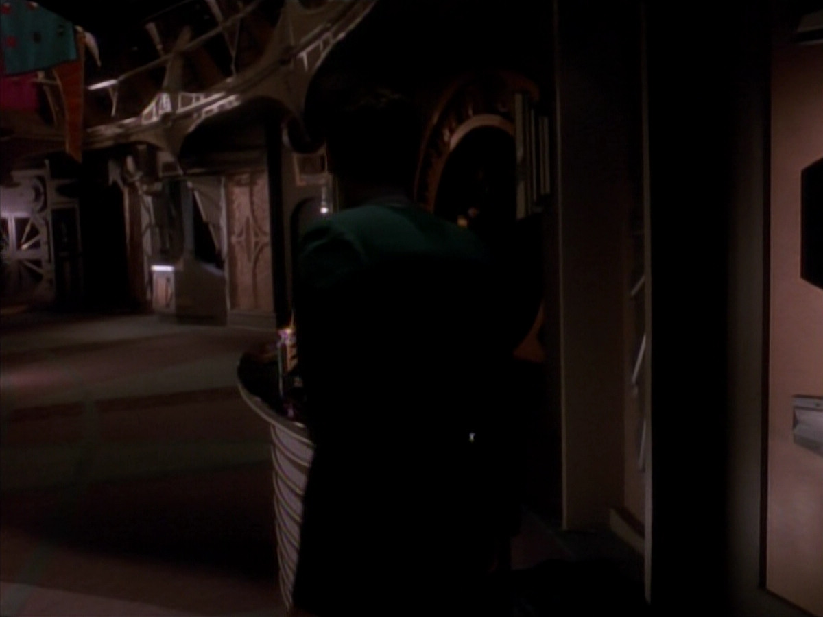 extant_StarTrek_DS9_3x18-DistantVoices_00657.jpg