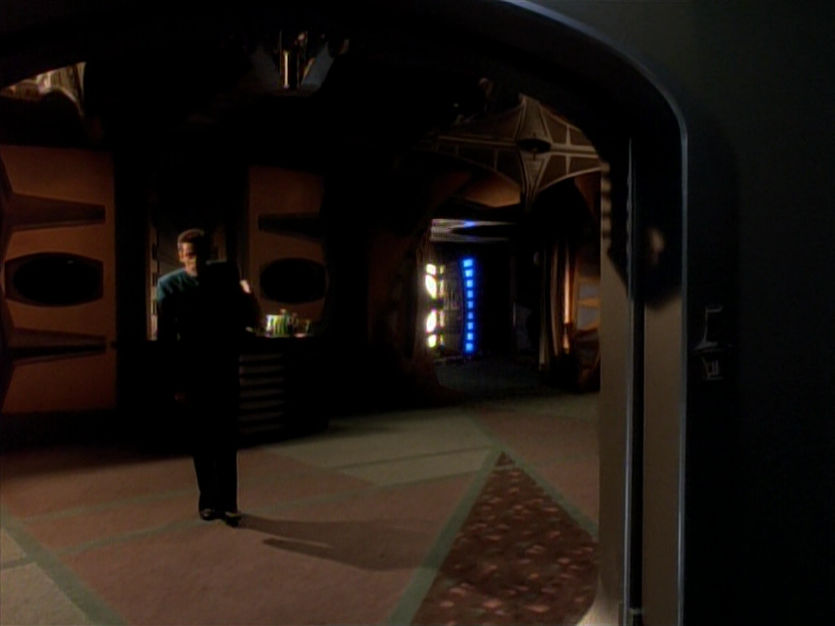 extant_StarTrek_DS9_3x18-DistantVoices_00687.jpg