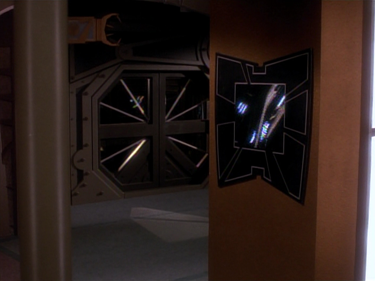 extant_StarTrek_DS9_3x18-DistantVoices_00882.jpg