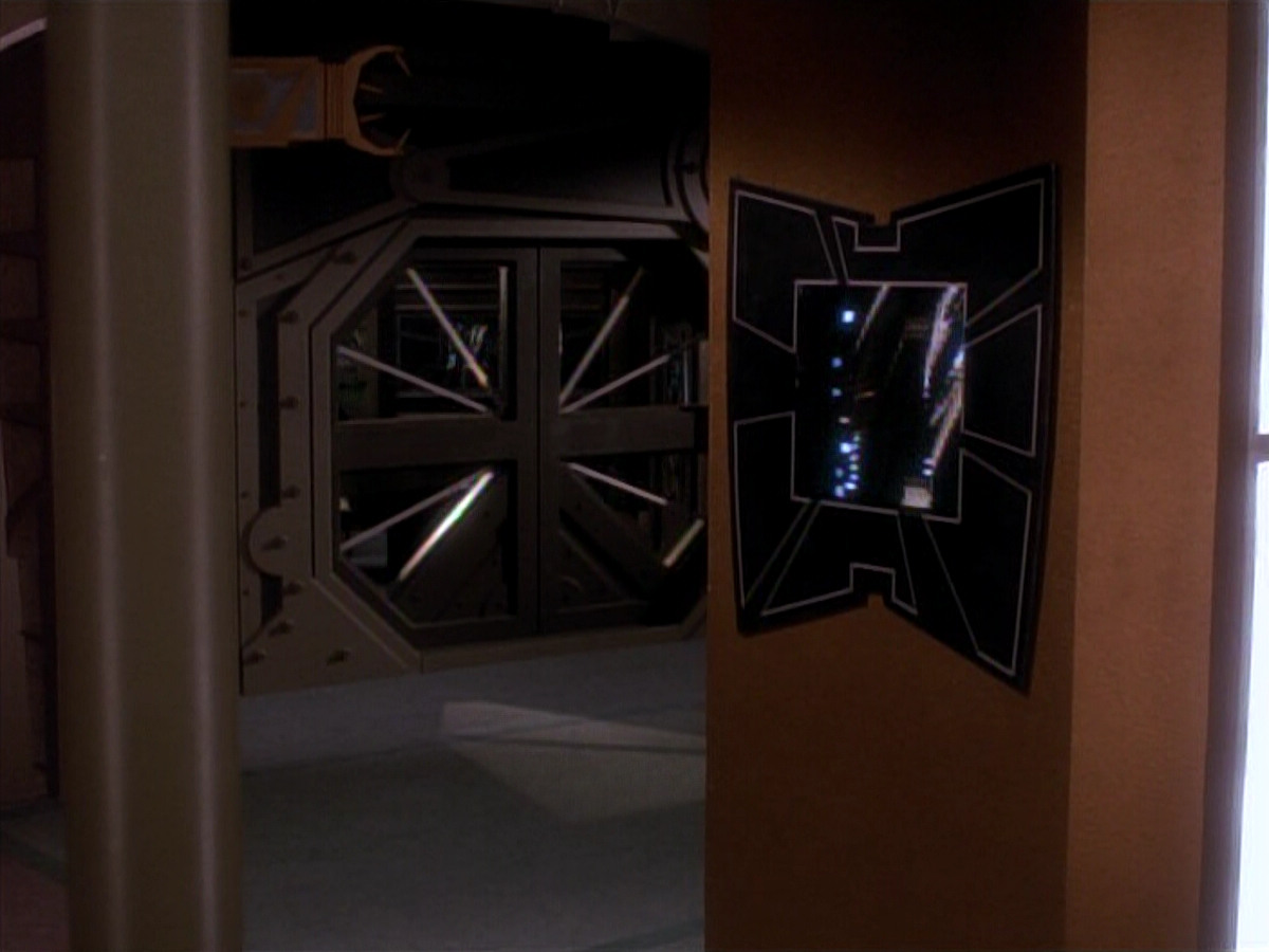 extant_StarTrek_DS9_3x18-DistantVoices_00883.jpg