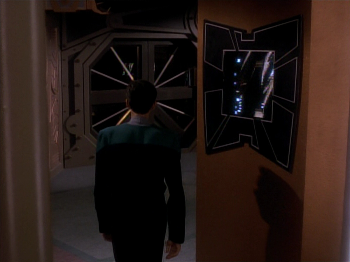 extant_StarTrek_DS9_3x18-DistantVoices_00896.jpg