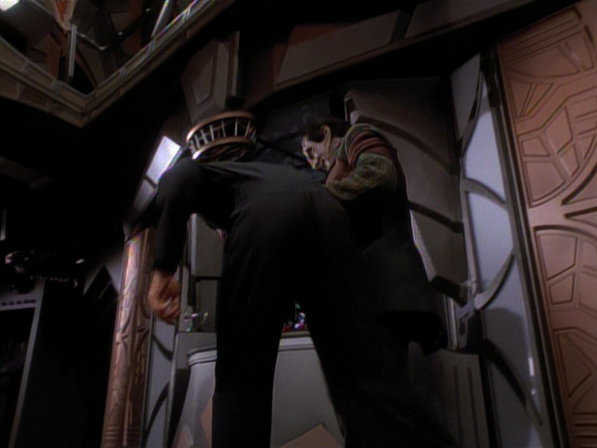 extant_StarTrek_DS9_3x18-DistantVoices_02737.jpg