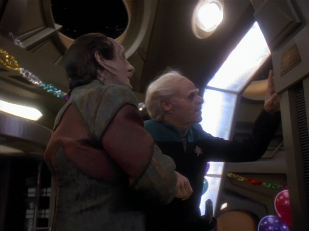 extant_StarTrek_DS9_3x18-DistantVoices_02969.jpg