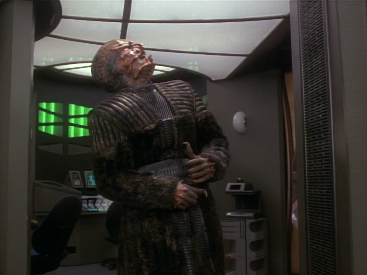 extant_StarTrek_DS9_3x18-DistantVoices_03581.jpg