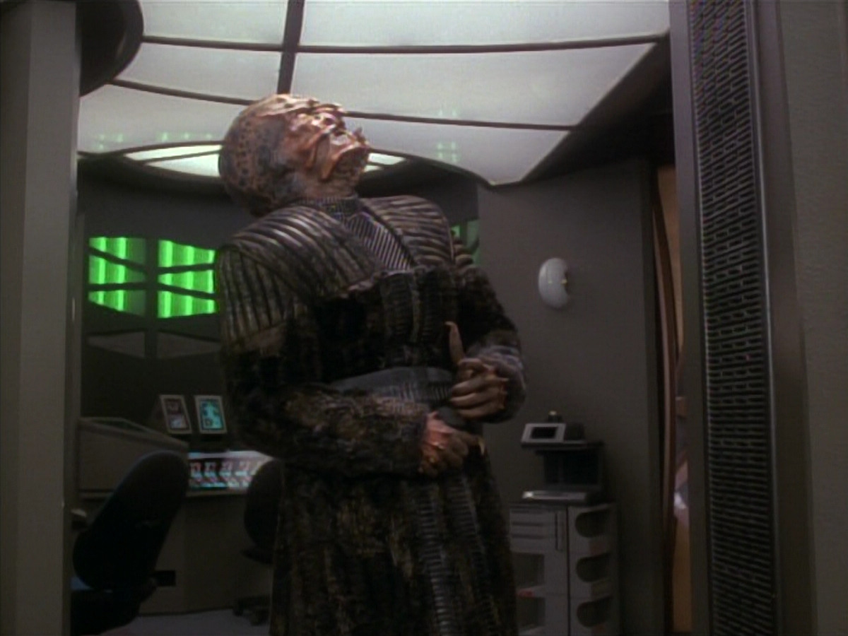 extant_StarTrek_DS9_3x18-DistantVoices_03582.jpg