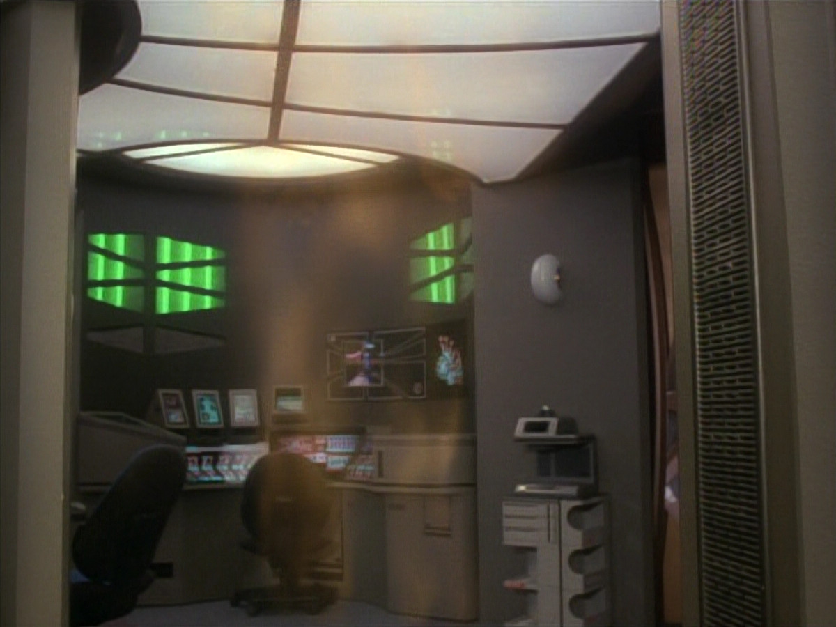 extant_StarTrek_DS9_3x18-DistantVoices_03607.jpg