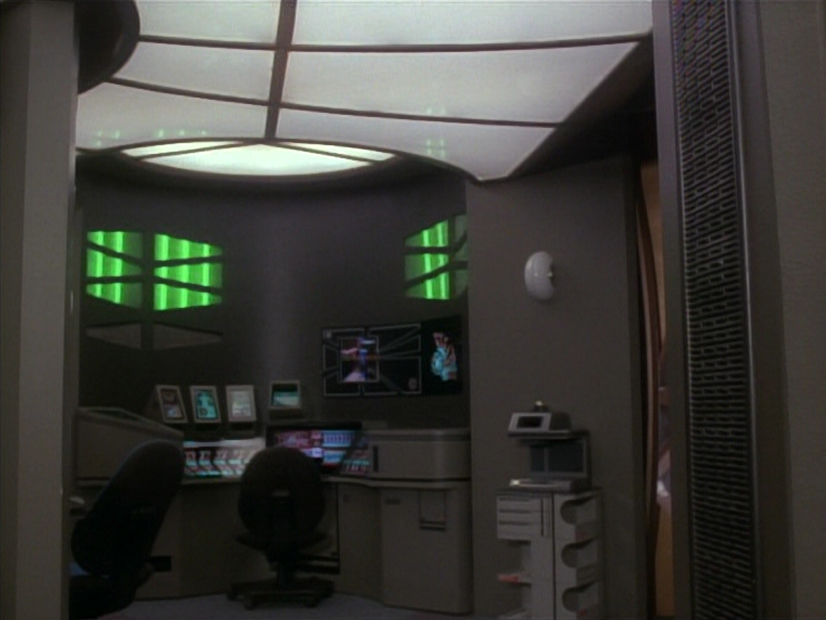 extant_StarTrek_DS9_3x18-DistantVoices_03608.jpg