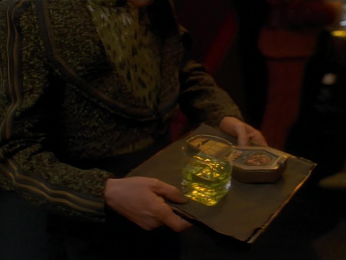 extant_StarTrek_DS9_3x23-FamilyBusiness_00117.jpg