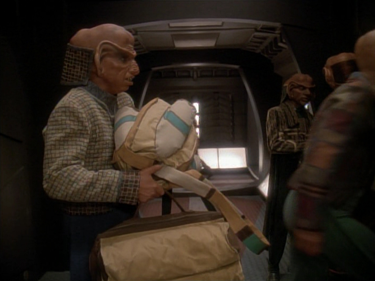 extant_StarTrek_DS9_3x23-FamilyBusiness_00918.jpg