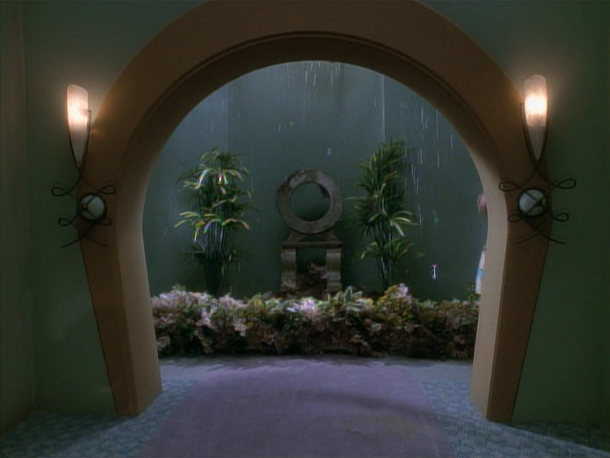 extant_StarTrek_DS9_3x23-FamilyBusiness_00945.jpg