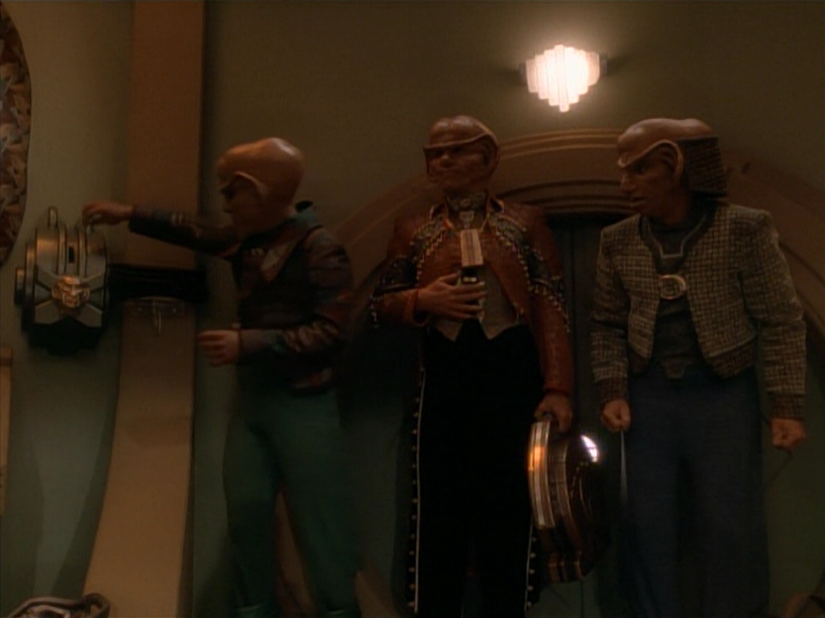 extant_StarTrek_DS9_3x23-FamilyBusiness_00968.jpg