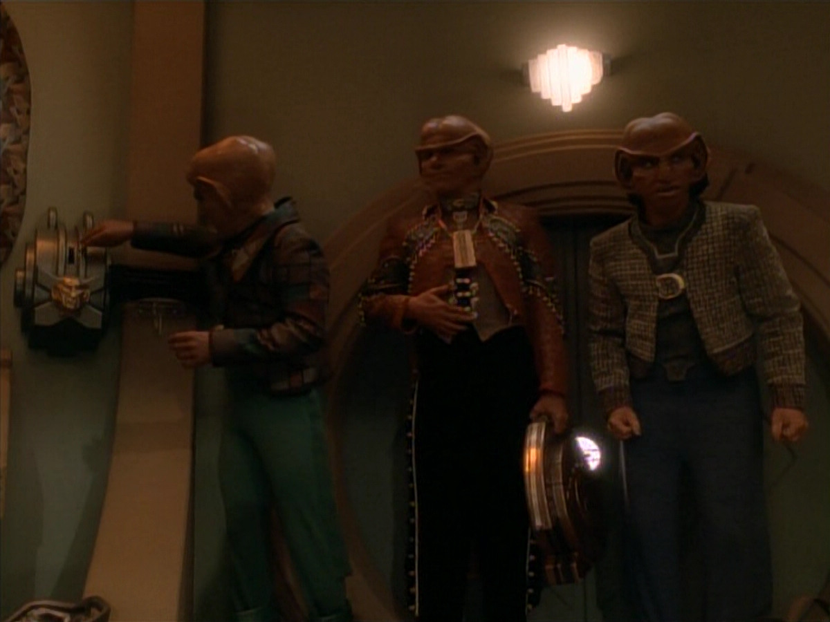 extant_StarTrek_DS9_3x23-FamilyBusiness_00969.jpg
