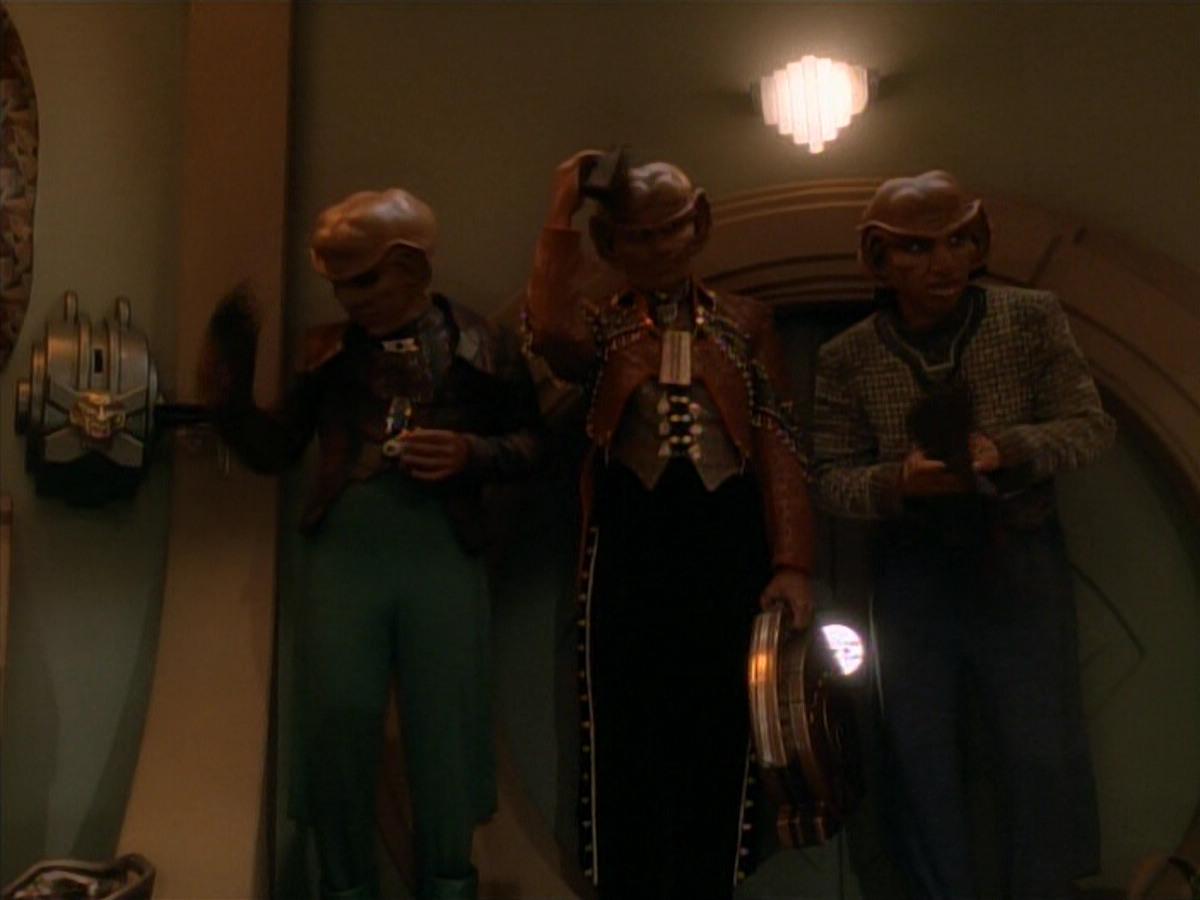 extant_StarTrek_DS9_3x23-FamilyBusiness_00982.jpg