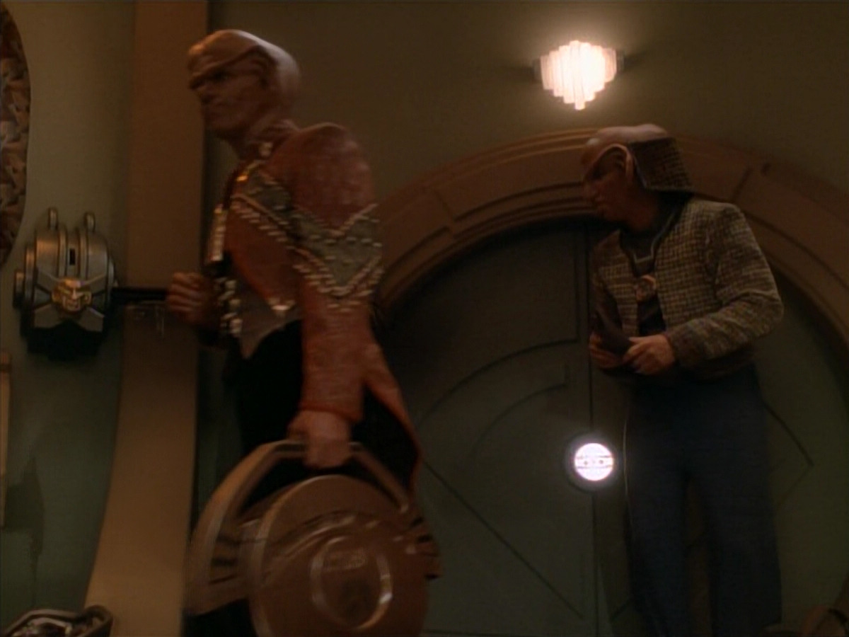 extant_StarTrek_DS9_3x23-FamilyBusiness_00990.jpg