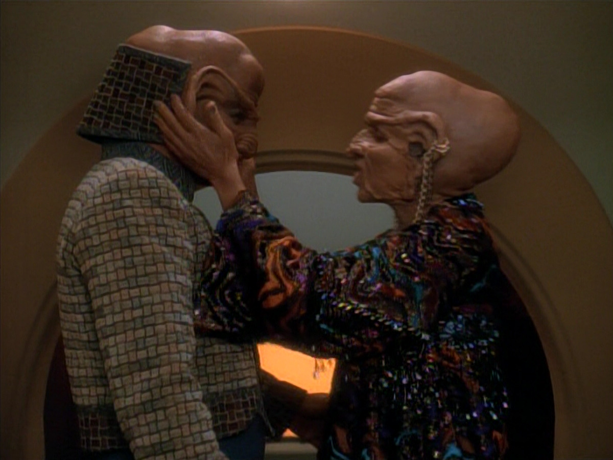 extant_StarTrek_DS9_3x23-FamilyBusiness_01087.jpg