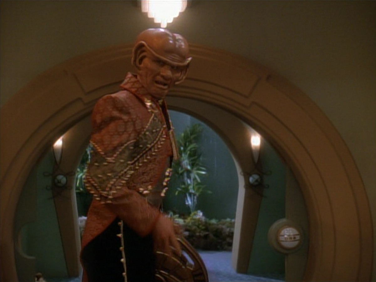 extant_StarTrek_DS9_3x23-FamilyBusiness_01150.jpg
