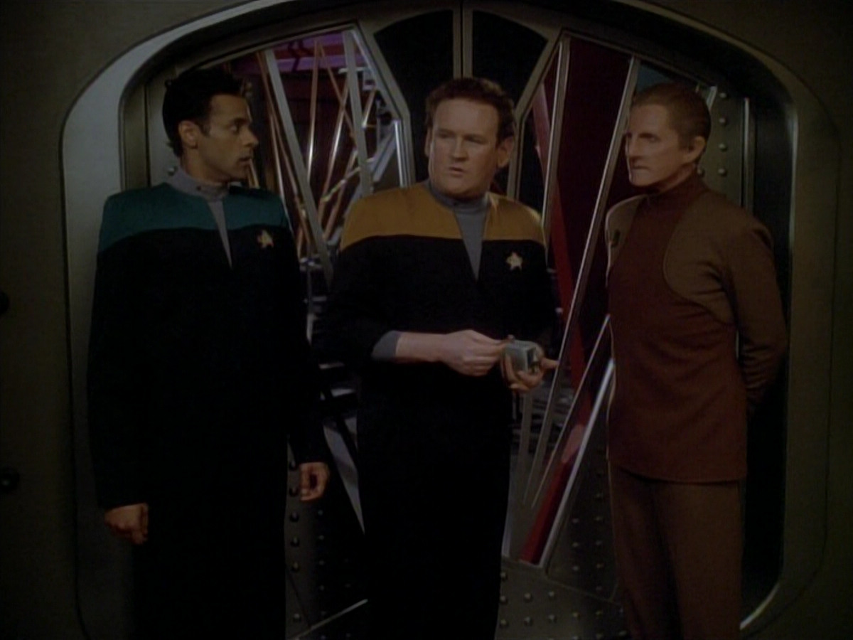 extant_StarTrek_DS9_3x23-FamilyBusiness_01345.jpg