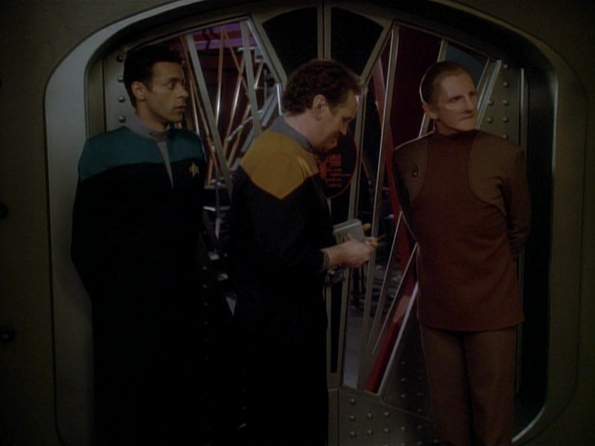 extant_StarTrek_DS9_3x23-FamilyBusiness_01353.jpg