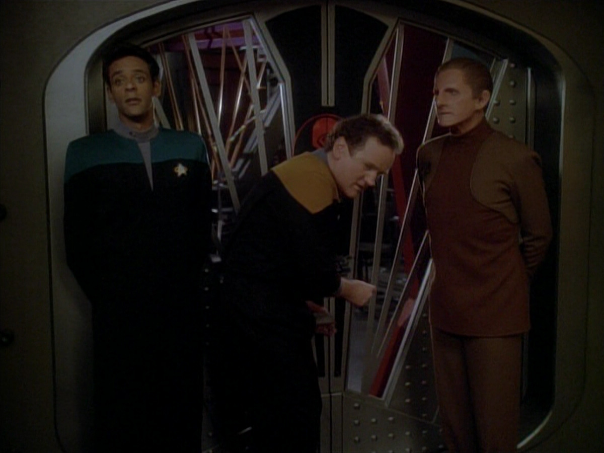 extant_StarTrek_DS9_3x23-FamilyBusiness_01363.jpg