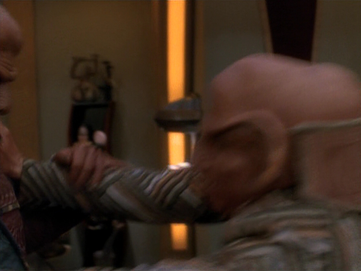 extant_StarTrek_DS9_3x23-FamilyBusiness_02628.jpg