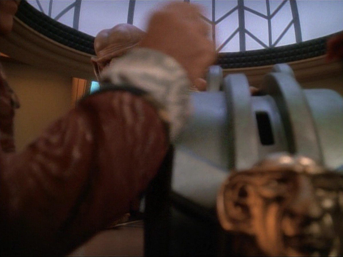 extant_StarTrek_DS9_3x23-FamilyBusiness_02772.jpg