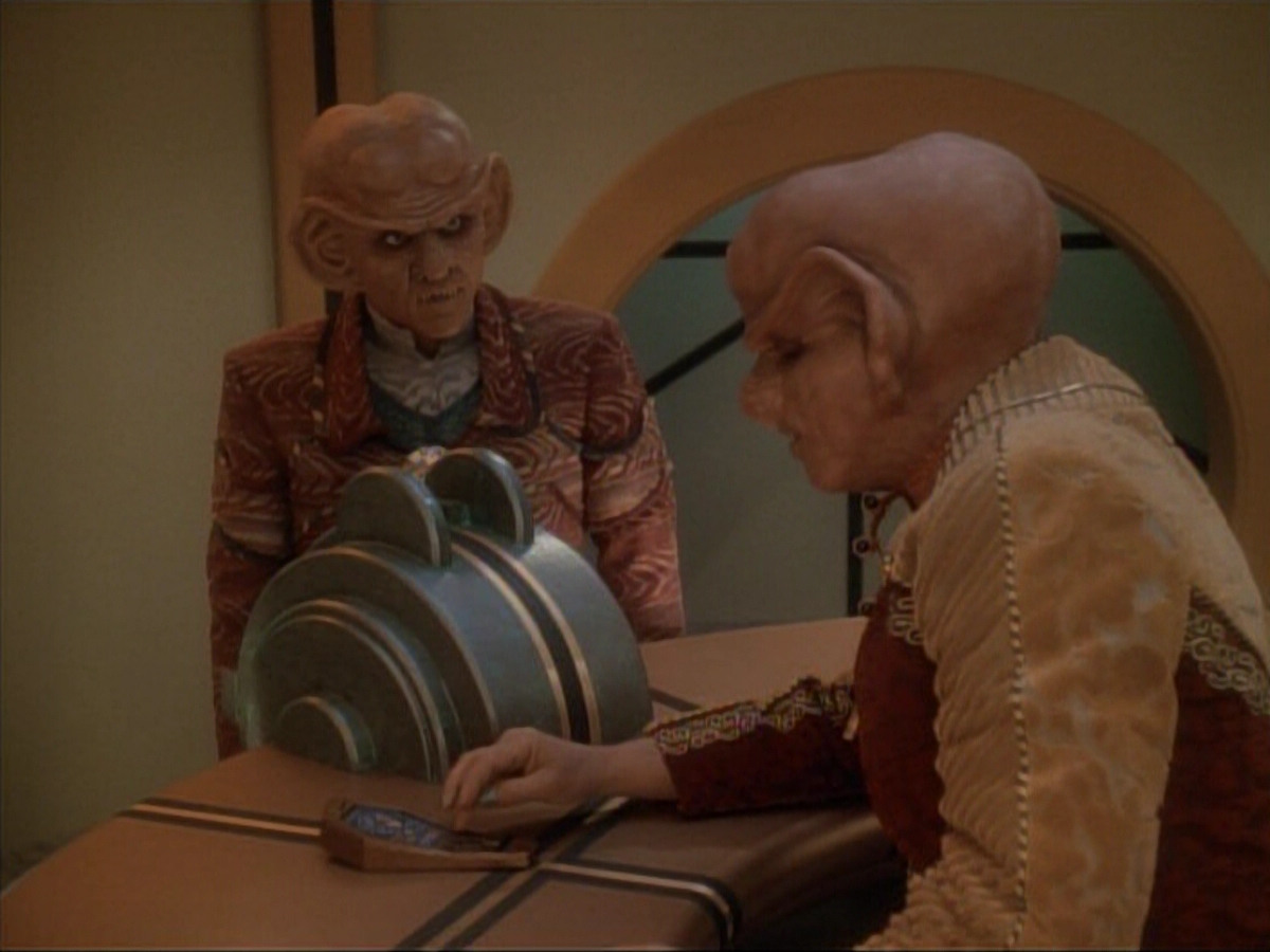extant_StarTrek_DS9_3x23-FamilyBusiness_02776.jpg