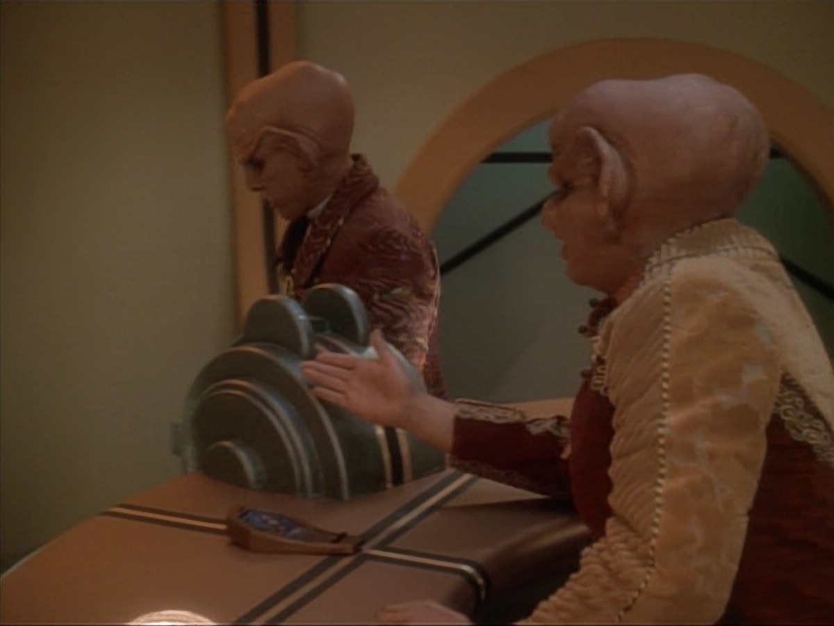 extant_StarTrek_DS9_3x23-FamilyBusiness_02782.jpg