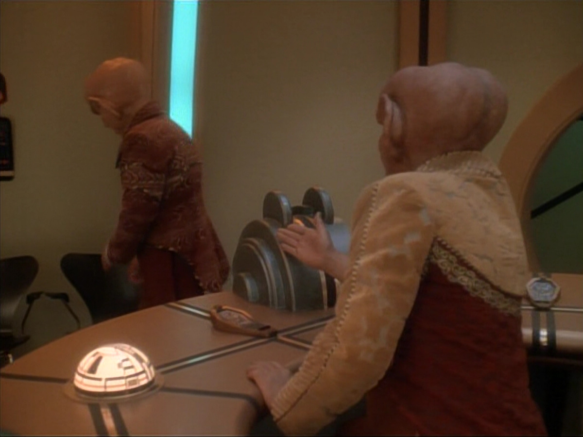 extant_StarTrek_DS9_3x23-FamilyBusiness_02784.jpg