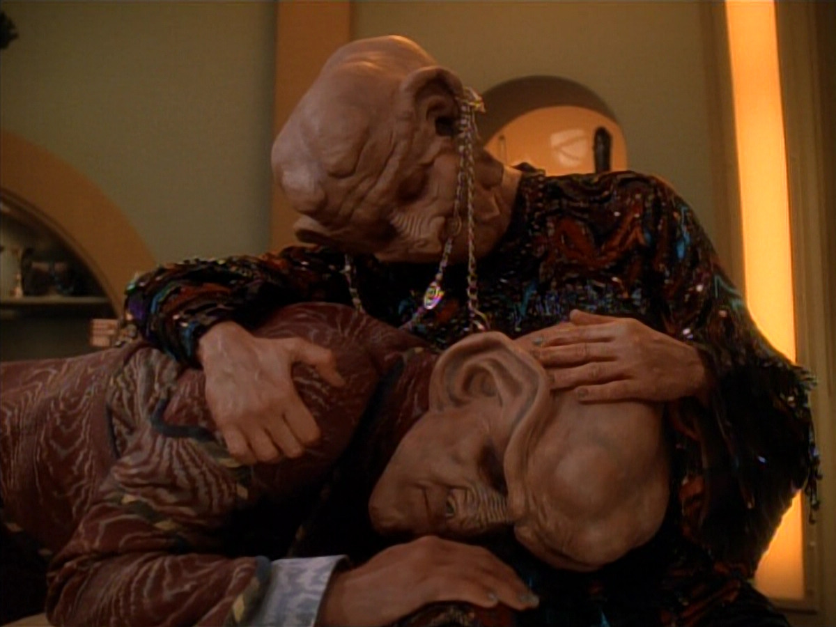 extant_StarTrek_DS9_3x23-FamilyBusiness_03294.jpg