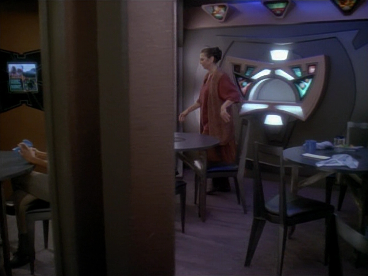 extant_StarTrek_DS9_3x23-FamilyBusiness_03306.jpg