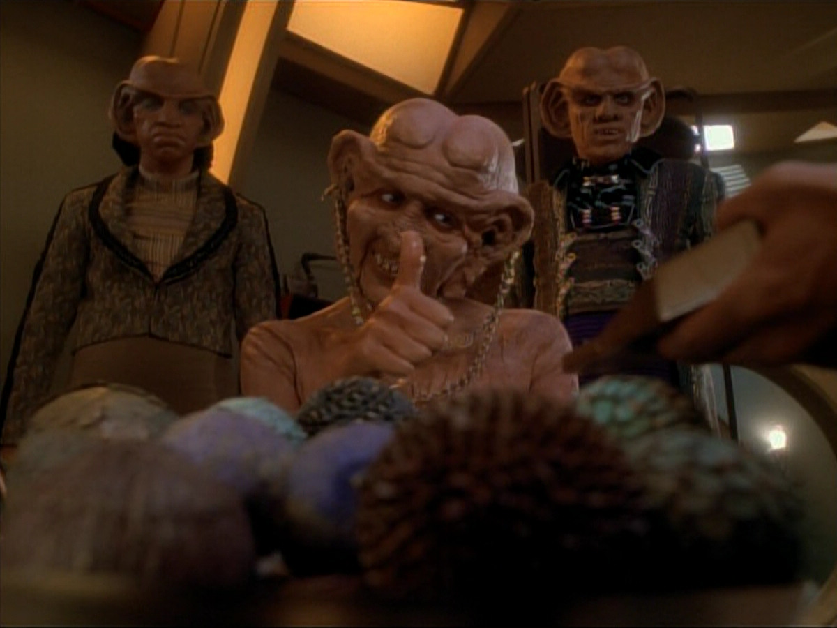 extant_StarTrek_DS9_3x23-FamilyBusiness_03508.jpg
