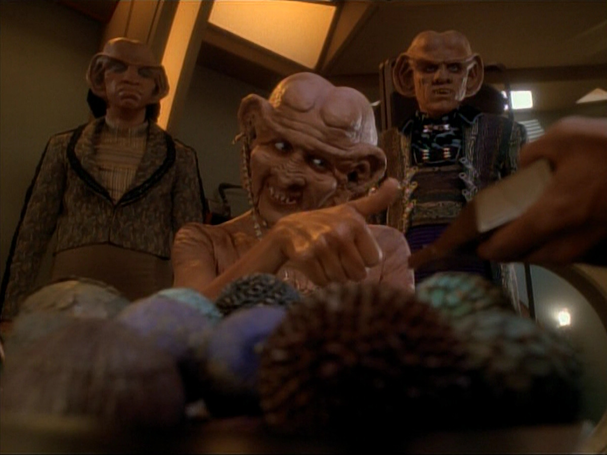 extant_StarTrek_DS9_3x23-FamilyBusiness_03509.jpg