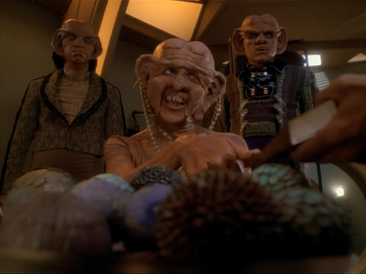 extant_StarTrek_DS9_3x23-FamilyBusiness_03511.jpg