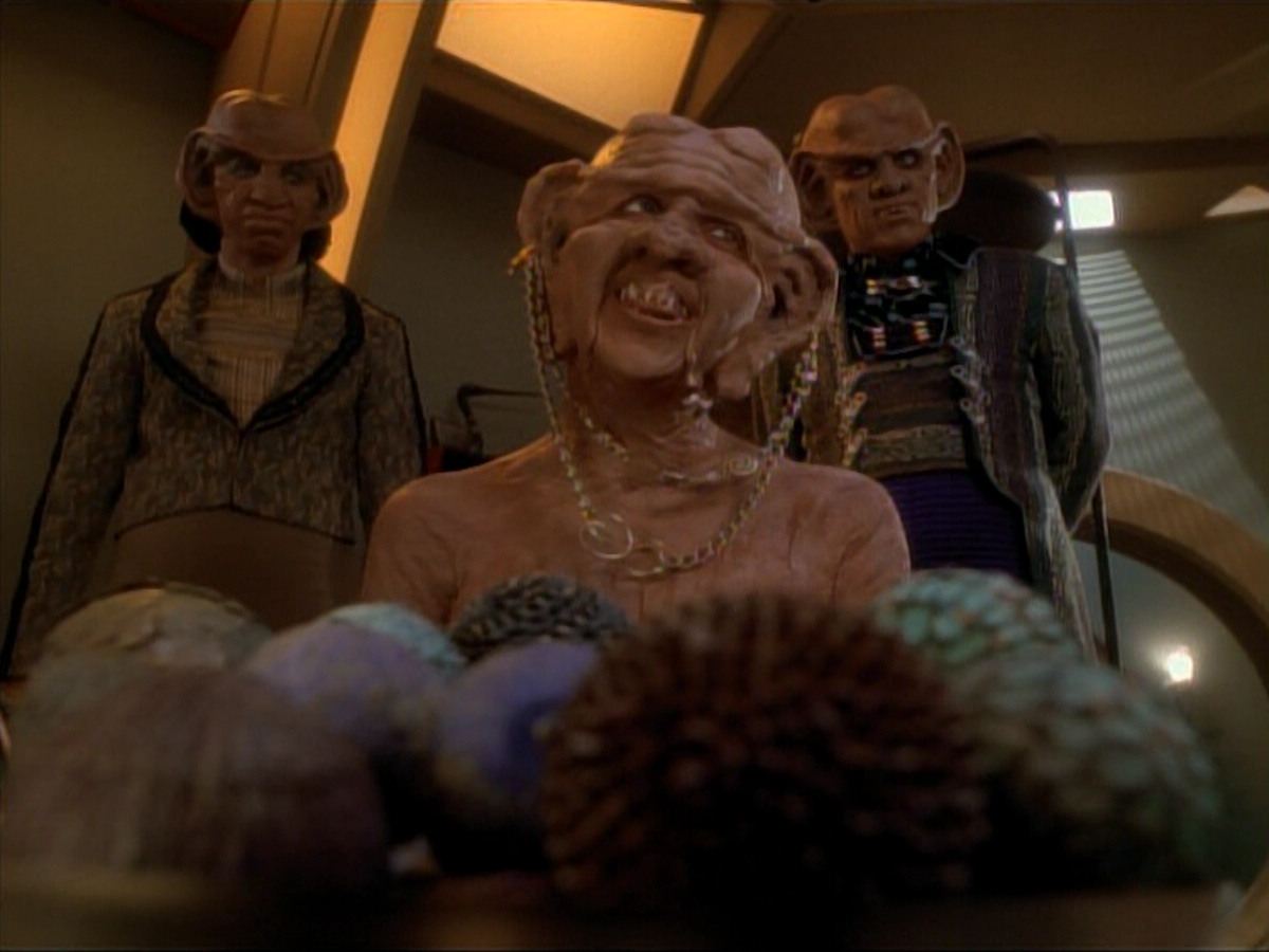 extant_StarTrek_DS9_3x23-FamilyBusiness_03532.jpg