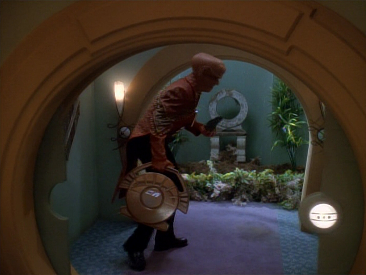 extant_StarTrek_DS9_3x23-FamilyBusiness_03609.jpg