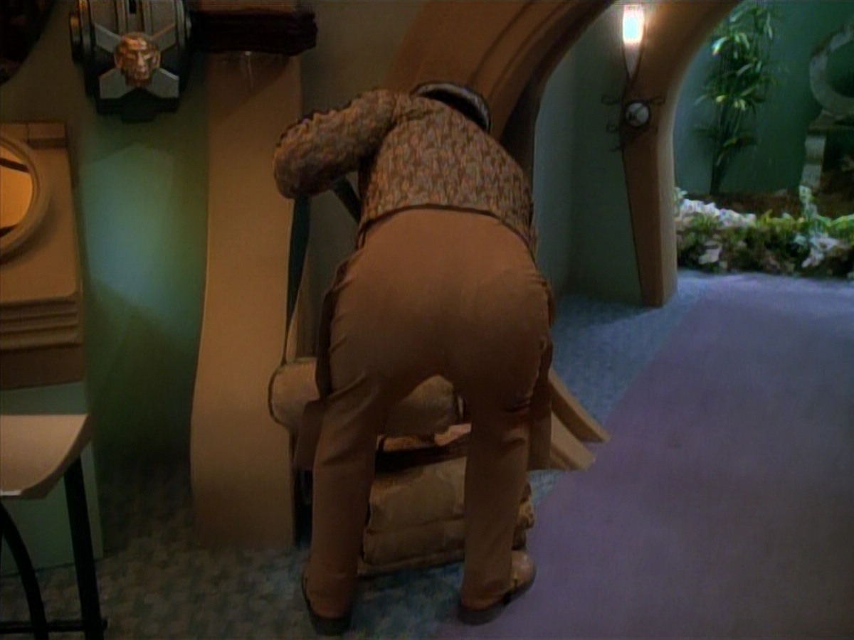 extant_StarTrek_DS9_3x23-FamilyBusiness_03731.jpg