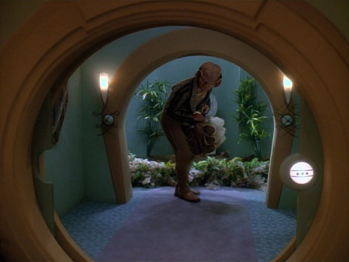 extant_StarTrek_DS9_3x23-FamilyBusiness_03754.jpg