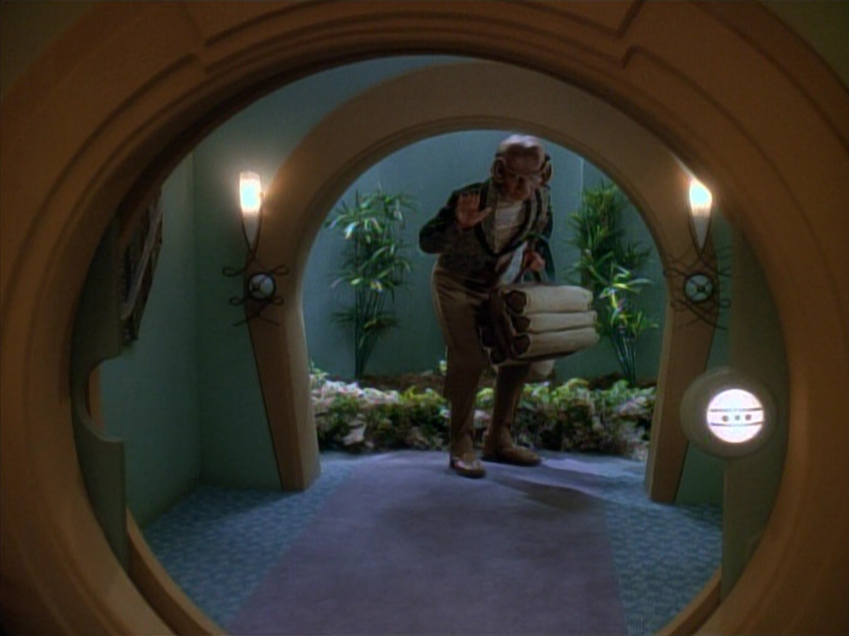 extant_StarTrek_DS9_3x23-FamilyBusiness_03761.jpg