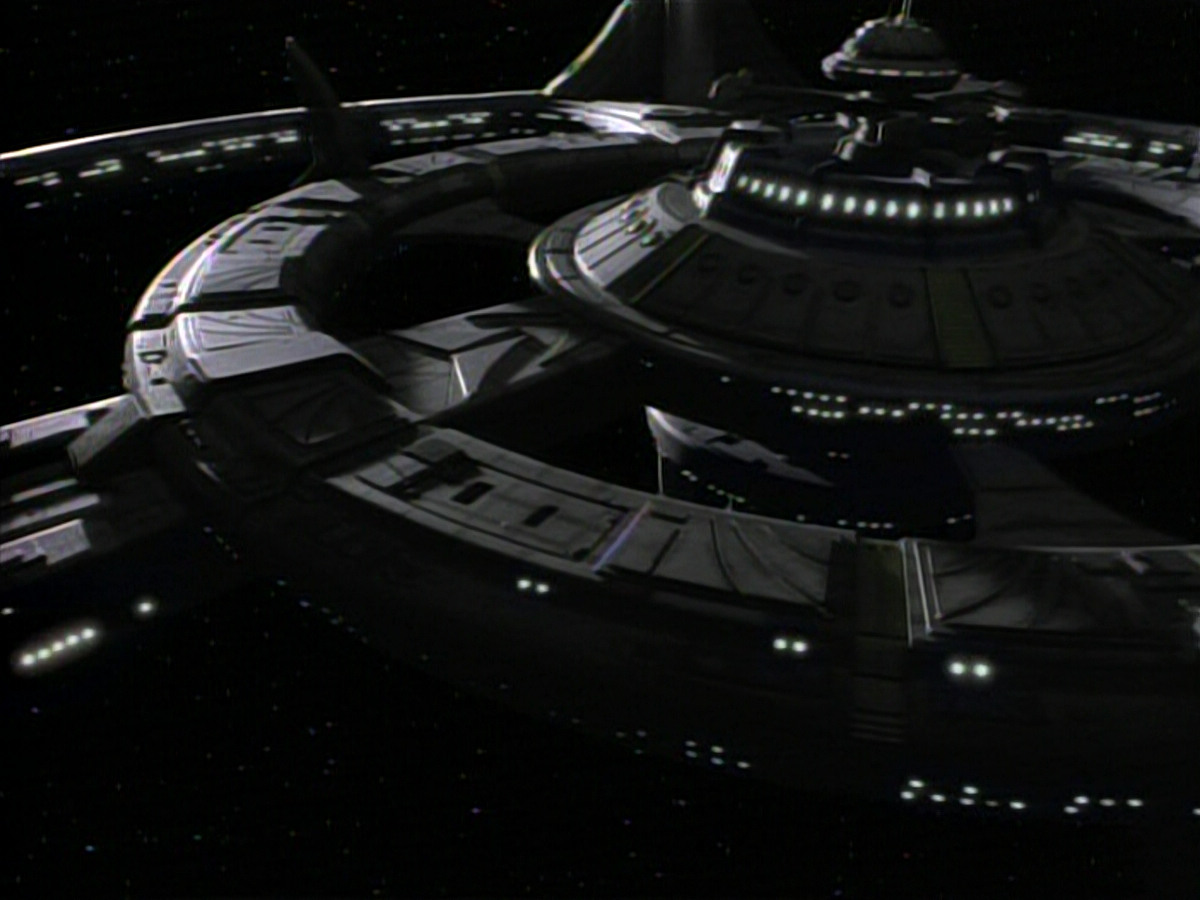 extant_StarTrek_DS9_3x24-Shakaar_00364.jpg