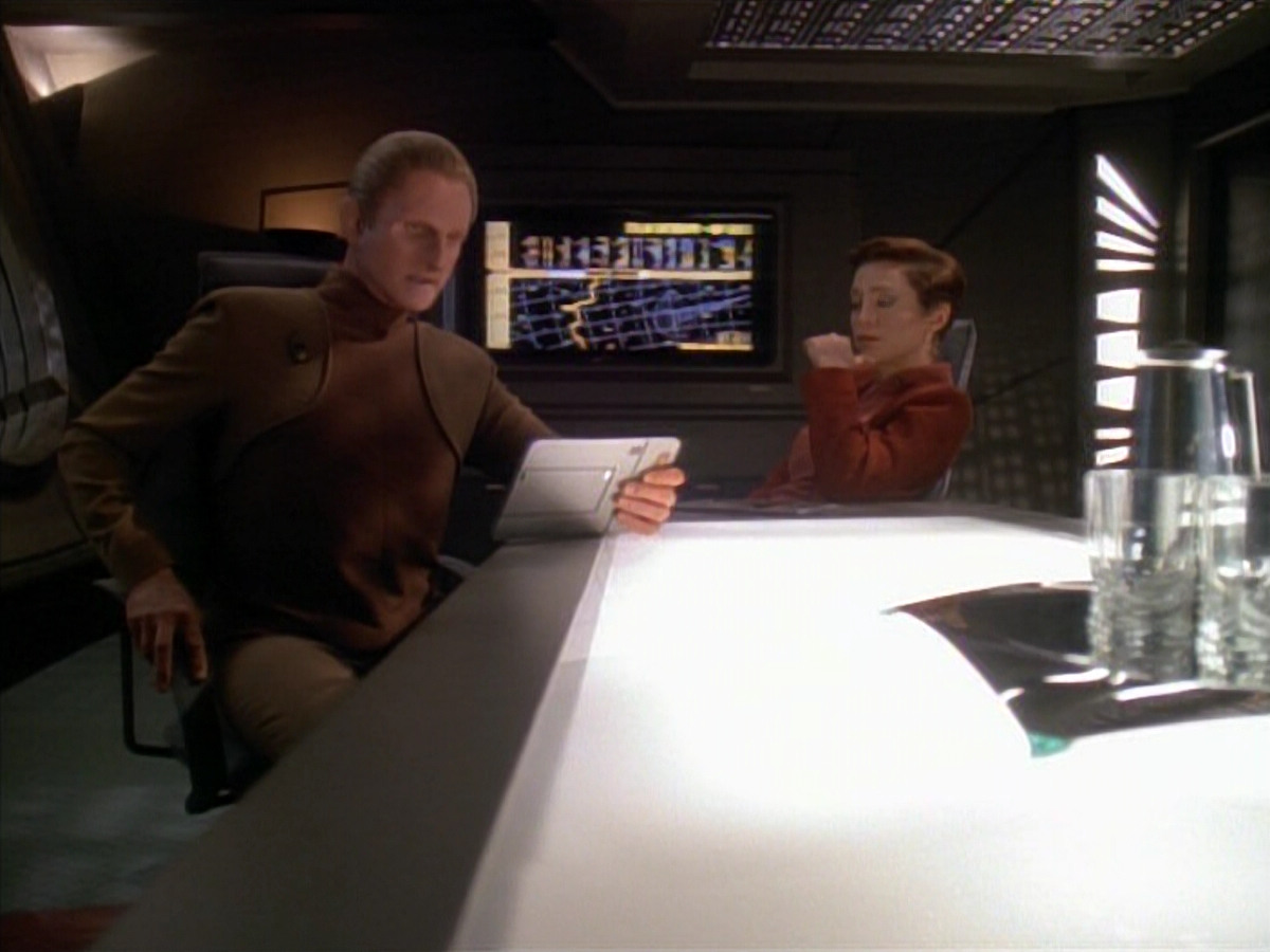 extant_StarTrek_DS9_3x24-Shakaar_00365.jpg